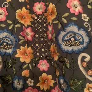 Stunning zippered jacket with 2 front zippered pockets.